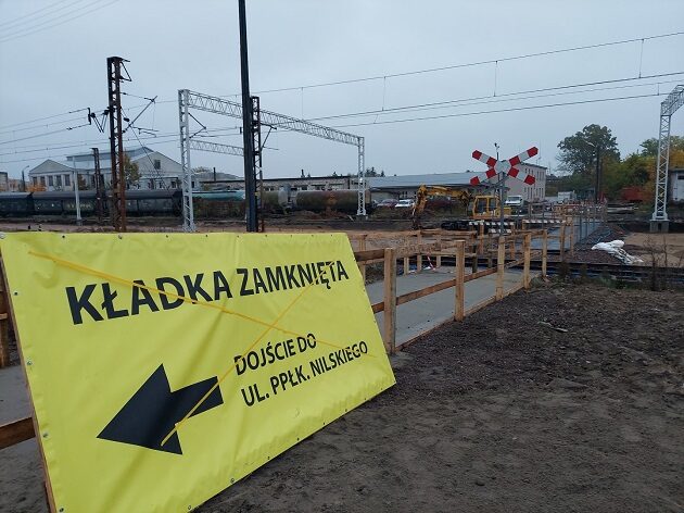 Kładka nad torami zamknięta - do czasu wybudowania przejścia podziemnego