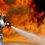Z ogniem walczyło aż 80 strażaków. Jedna osoba zatruła się dymem