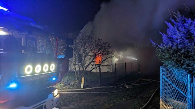 Spłonął dom w Lewickich. Życie straciła jedna osoba