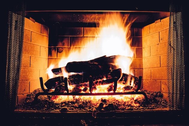 Czyste powietrze zimą. To, czym palisz w piecu ma ogromny wpływ na całe środowisko!