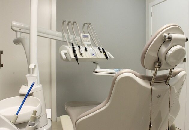 Usługi stomatologiczne w ramach NFZ, czy prywatnie? Coraz popularniejsze jest hybrydowe