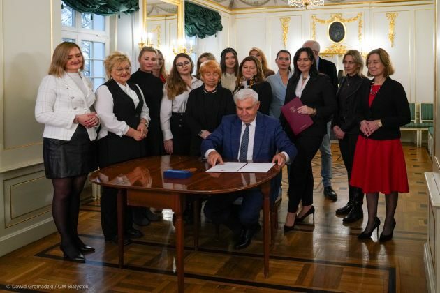 Prezydent Białegostoku namówiony przez kobiety podpisał ważną deklarację