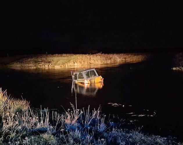 Pijany nastolatek prowadził ciągnik. Uciekając przed policją, wpadł do rzeki 