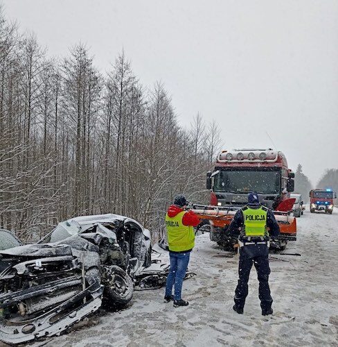 Samochód osobowy zderzył się z pługiem