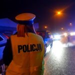 Wjeżdżając na stację, niemal potrąciła policjanta. Była pijana w sztok