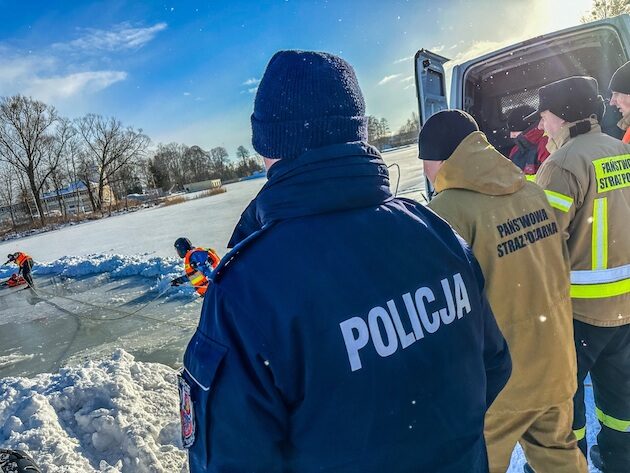 Policjanci przestrzegają przed zabawami na zamarzniętych zbiornikach wodnych 