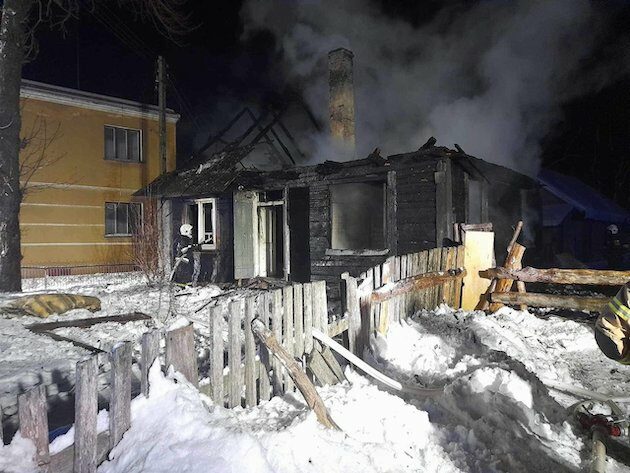 Ogromny pożar strawił dom. Strażacy walczyli z żywiołem aż do świtu 