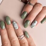 Kreatywny manicure z Cosmetics Zone: jak używać nowych palet kolorów w 2024?