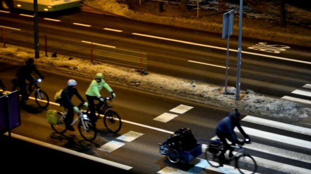 Masa krytyczna z zimowymi postulatami rowerzystów. Ilu z nich wzięło w niej udział?[WIDEO]