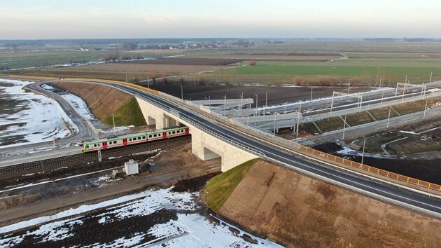 Rail Baltica. Powstał kolejny wiadukt nad torami [ZDJĘCIA]