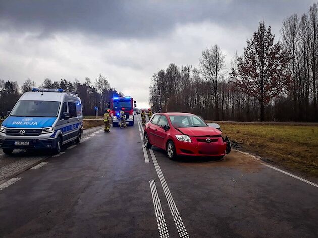 Zderzenie dwóch osobówek. Jedna osoba trafiła do szpitala 