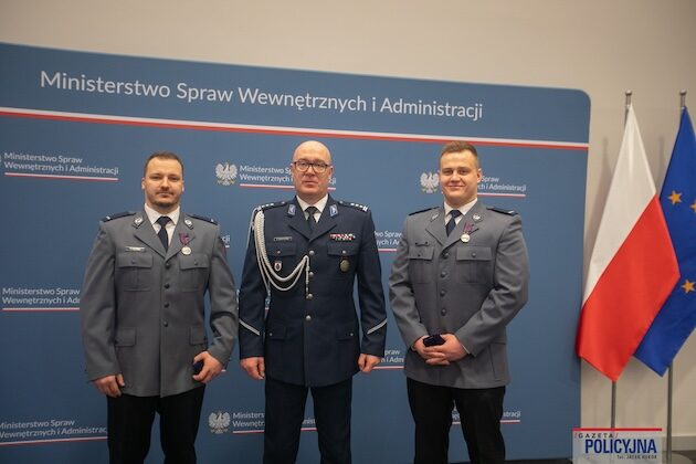 Narazili własne życie, by ratować innych. Podlascy policjanci otrzymali medale