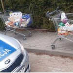 Ukradli towary wraz ze sklepowymi wózkami. Ich widok zaskoczył policjantów 