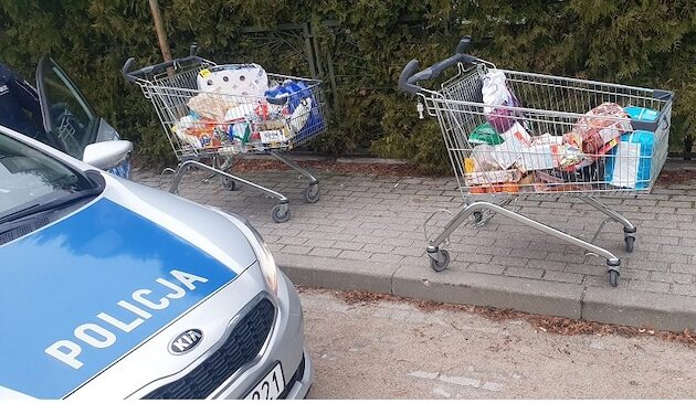 Ukradli towary wraz ze sklepowymi wózkami. Ich widok zaskoczył policjantów 