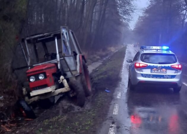 Kierowca ciągnika wjechał do rowu i zasnął 