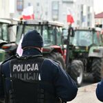 RAPORT. Rolnicy wyrzucili 5 ton obornika przed podlaską posiadłością Szymona Hołowni