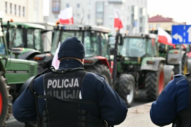 RAPORT. Rolnicy wyrzucili 5 ton obornika przed podlaską posiadłością Szymona Hołowni