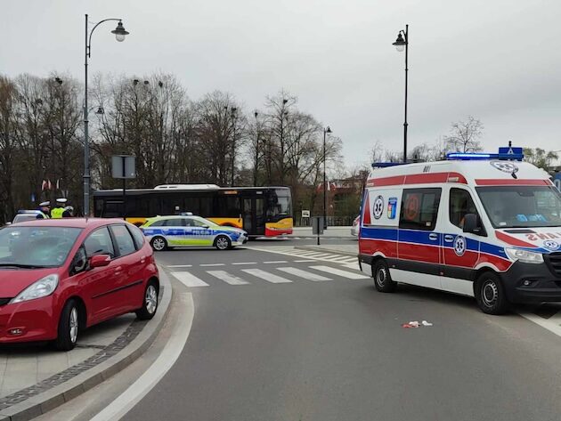 Wypadek przy Pałacu Branickich. 93-letni kierowca potrącił kobietę 