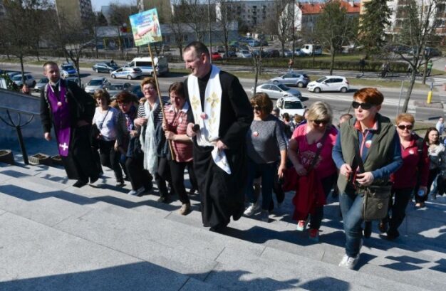 Pięć tras pieszej pielgrzymki ulicami Białegostoku. Uwaga na utrudnienia drogowe