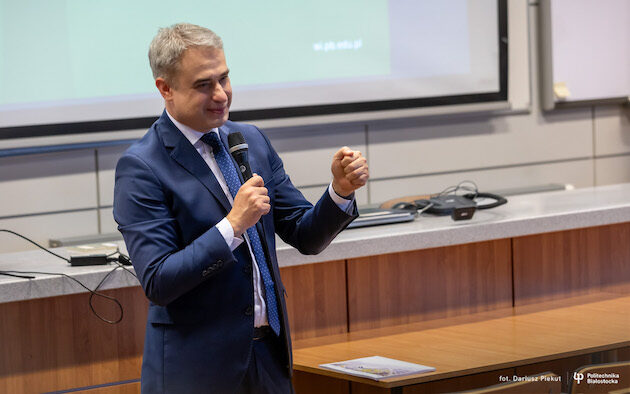 Minister Cyfryzacji na Politechnice Białostockiej. Zadał studentom trudne pytanie