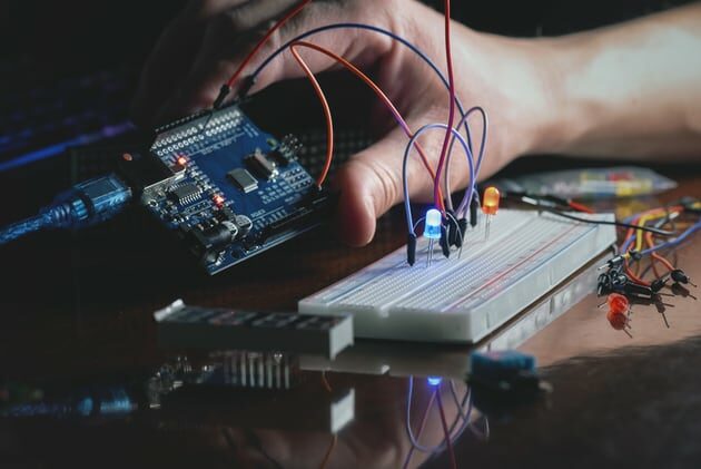 Jak zacząć swoją przygodę z robotyką korzystając z Arduino i Raspberry Pi?