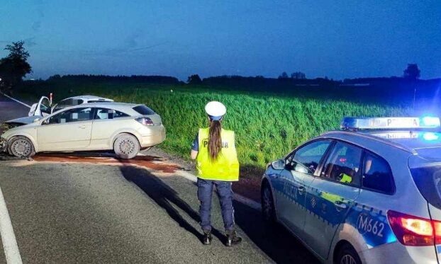 Zderzenie czołowe na DK8. Dwie osoby trafiły do szpitala