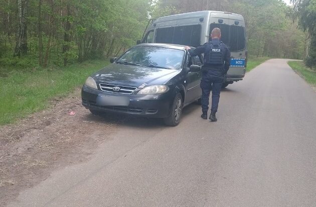 Pijany nastolatek zabrał na przejażdżkę koleżanki. Wcześniej ukradł ojcu kluczyki do auta