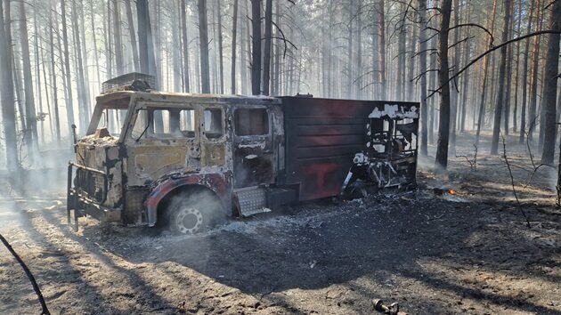 Ogromny pożar lasu. Spłonął wóz strażacki 