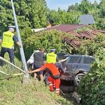 Dwa wypadki na jednej ulicy. Kierowca wjechał w ogródek działkowy