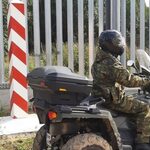 Kilkudziesięciu migrantów rzucało konarami i kamieniami. Służby odparły atak