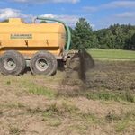 Rolnicy wspierają Straż Graniczną. Rozlewają gnojowicę w pasie przygranicznym