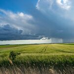 IMGW ostrzega. Alerty przed burzami i upałami w prawie całym kraju