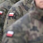 Wulgarne hasła, plucie i gołe pośladki. Grupa młodych ludzi znieważyła polskich żołnierzy