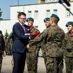 Marszałek Szymon Hołownia z wizytą w białostockich koszarach. Przekazał flagę 
