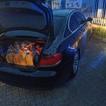 Oprócz trójkąta i gaśnicy miał w bagażniku coś jeszcze. W płynnej postaci
