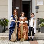 W centrum można spotkać damy w barokowych sukniach. Jaki jest tego powód?