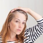 Jak skutecznie pozbyć się siwych kosmyków, a jednocześnie nie niszczyć włosów?
