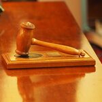 Z pałką teleskopową próbowali dokonać rozboju. Zakończono proces
