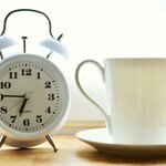 Kiedy przestawiamy zegarki? Jak poradzić sobie ze zmianą czasu i krótszym snem?