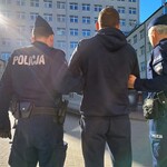 Interwencja na Dziesięcinach. Policjanci zatrzymali poszukiwanego 36-latka