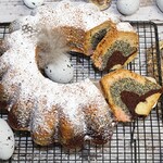 Kolorowa babka z białek. Prosty przepis na efektowne ciasto nie tylko na święta