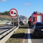 Wypadek w Jurowcach. Ciężarówka uderzyła w bariery