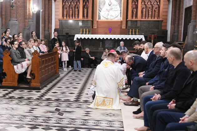 Wielki Czwartek w katedrze białostockiej. Symboliczny gest obmycia stóp [ZDJĘCIA]