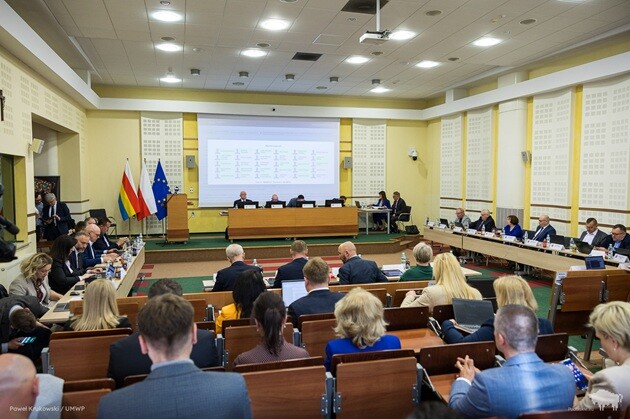 Sejmik rozdaje miliony: pomoc dla wsi, OSP i osób z niepełnosprawnościami