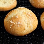 Domowe bułki bez drożdży w 30 minut. Prosty przepis na świeże pieczywo