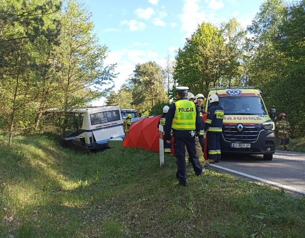 Autobus z dziećmi wypadł z drogi. Kierowca nie żyje