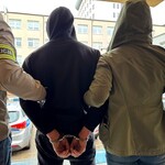 Napastnicy próbowali zmusić 22-latka do wzięcia kredytu. Jeden z nich ugodził go nożem
