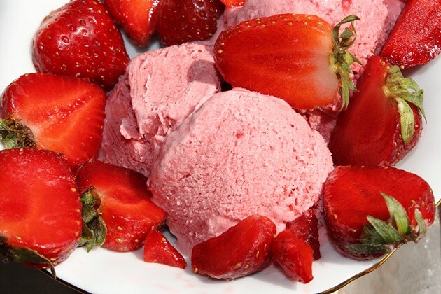 Domowe lody truskawkowe z mascarpone. Idealny deser na Dzień Dziecka