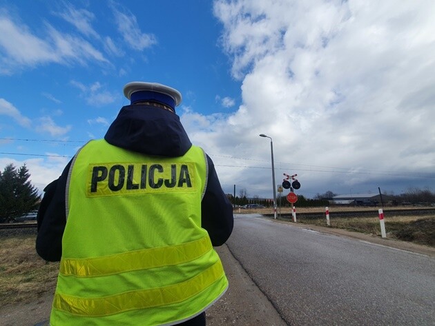 Białostoccy policjanci kontrolowali przejazdy kolejowe. Pomagał im dron