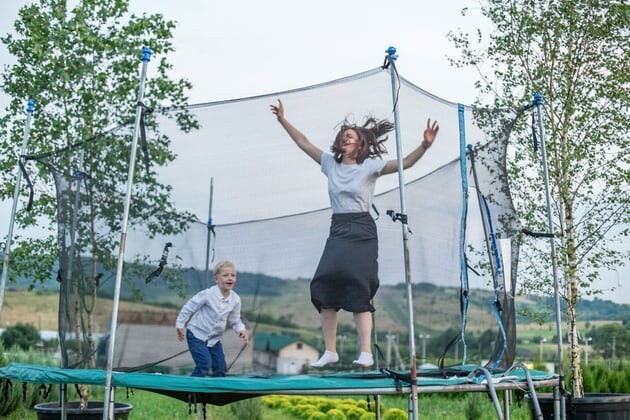 Na co zwrócić uwagę wybierając trampolinę do ogrodu?